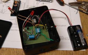 Componentes de alimentador de peces en caja