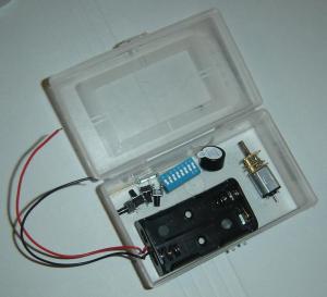 Varios componentes de alimentador en caja de plástico.